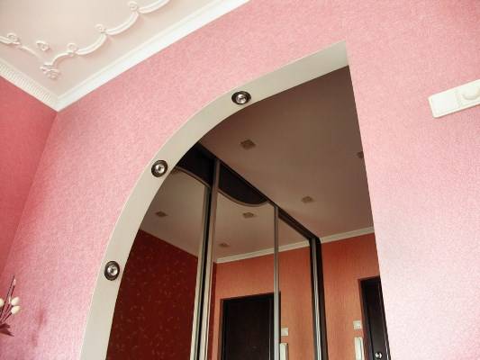 Красивые арки в зал из гипсокартона: фото и 5 популярных форм - фото