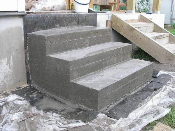 Ступени из бетона для крыльца - расчет, подготовка поверхности и заливка ко ... - фото