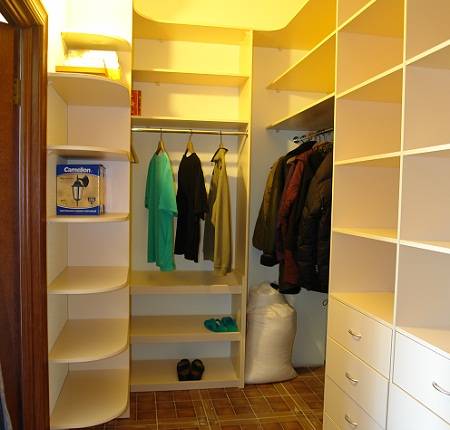 Удобные гардеробные комнаты 2 кв м: фото и 6 деталей - фото