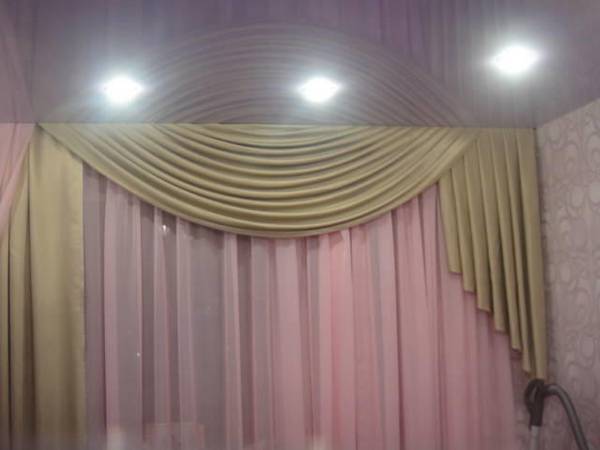 Нюансы конструкции  гардины для штор под натяжной потолок - фото