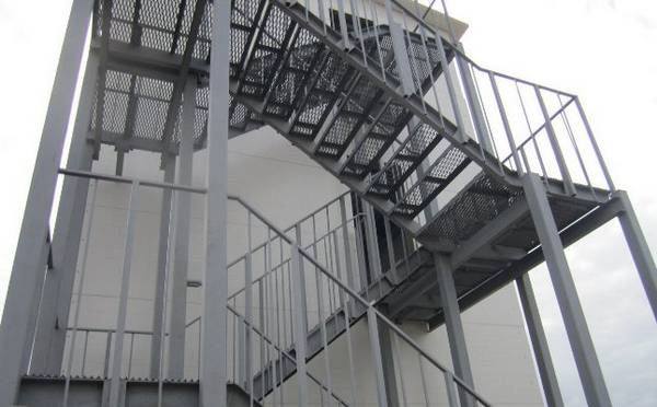 Проведение испытания лестниц и стремянок: 2 правила - фото