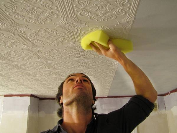 Как клеить обои на потолок: пошаговая инструкция - фото
