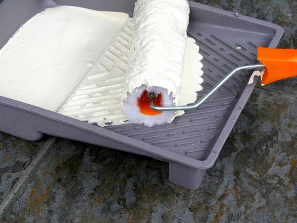 Инструкция: как побелить потолок водоэмульсионной краской без разводов - фото