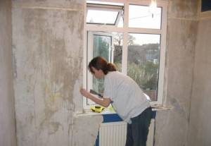 Как подготовить стены под обои: удаление старого обойного полотна, шпаклева ... - фото
