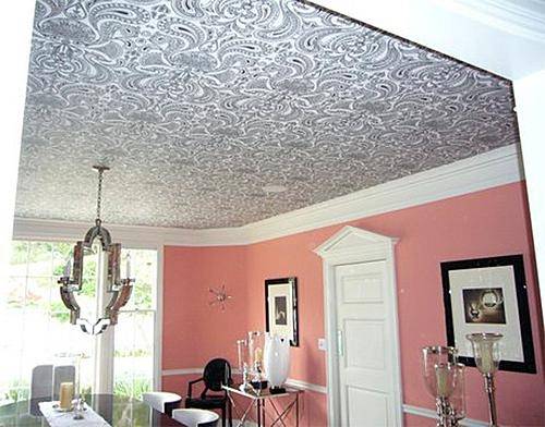 Как поклеить обои на потолок: выбор полотен, подготовка поверхности и наклеивание покрытий с фото