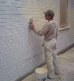 Чем и как покрасить кирпичную стену: подходящие материалы и последовательно ... - фото