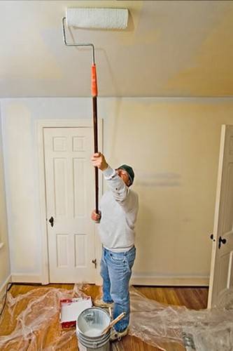 Как покрасить потолок акриловой краской: подбор инструментов, покупка краск ... - фото