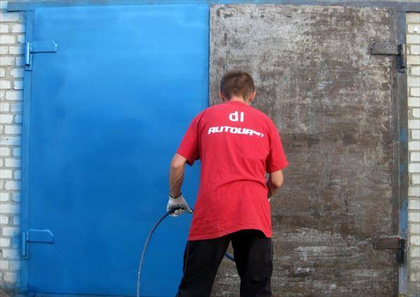 Как покрасить ворота в гараж молотковой краской - фото