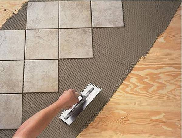 Доступные способы: как правильно положить плитку на деревянный пол с фото