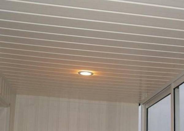 Как сделать подвесной потолок из ПВХ панелей: 5 преимуществ конструкции с фото