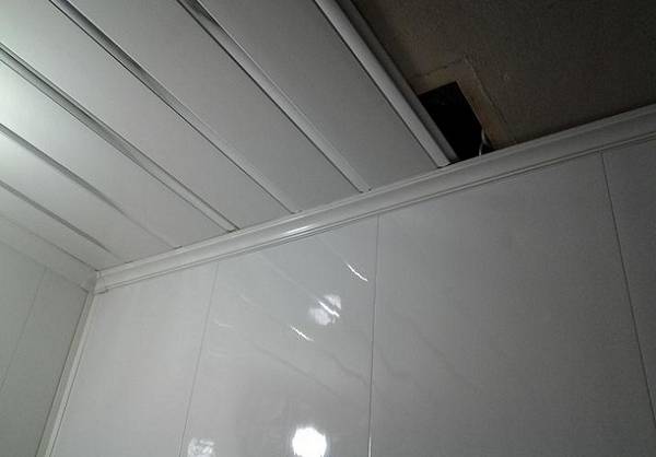 Делаем потолок из пластиковых панелей в ванной своими руками с фото