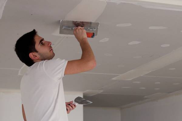Как шпаклевать потолок из гипсокартона под покраску: видео и методы - фото