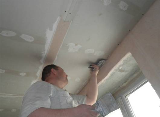 Как шпаклевать потолок из гипсокартона: подготовка поверхности, основной эт ... - фото