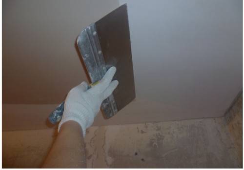 Как шпаклевать потолок под покраску: основные стадии проведения работ - фото