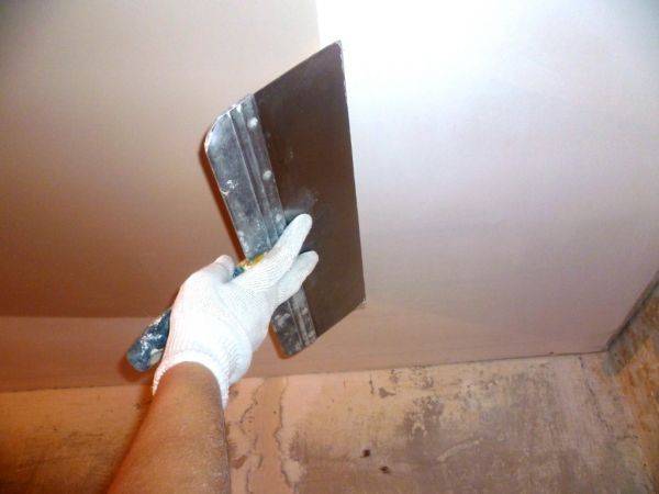 Как шпаклевать потолок под покраску: материалы и инструменты, предварительный этап, процесс шпаклевания, подготовка к окраске плит ГКЛ с фото
