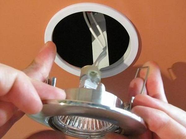 Как установить светильник в подвесной потолок: 7 шагов для идеального результата с фото