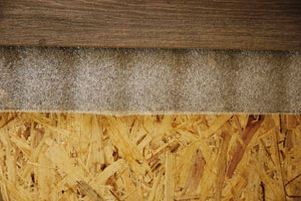 Укладка ламината на деревянный пол - фото