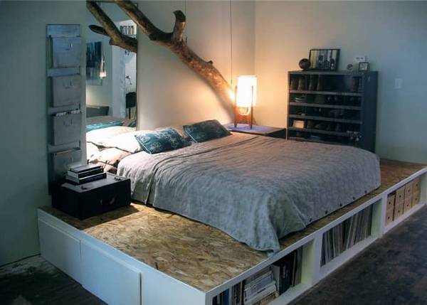 Кровать-подиум, фото для маленькой спальни: 5 сторон неожиданного решения - фото
