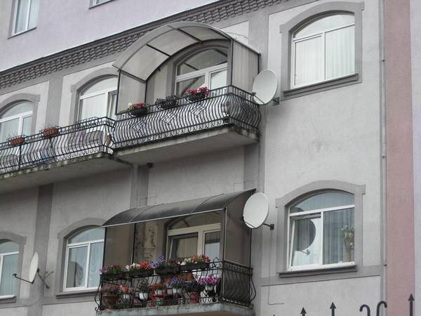 Крыша на балкон: 6 вариантов конструкций - фото