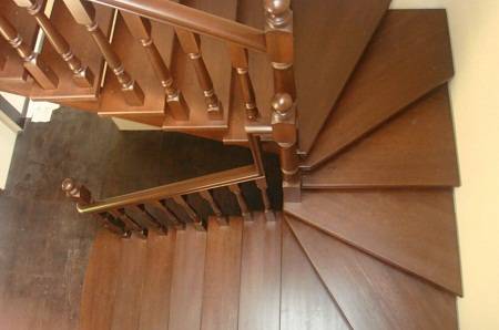 Отличительные черты лестницы с забежными ступенями и 3 преимущества - фото