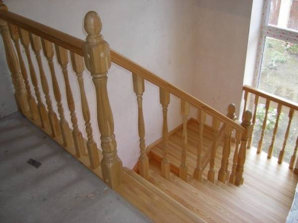 Красивые и практичные лестницы из лиственницы с фото