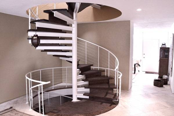 Прочные металлические лестницы: 3 вида конструкции - фото