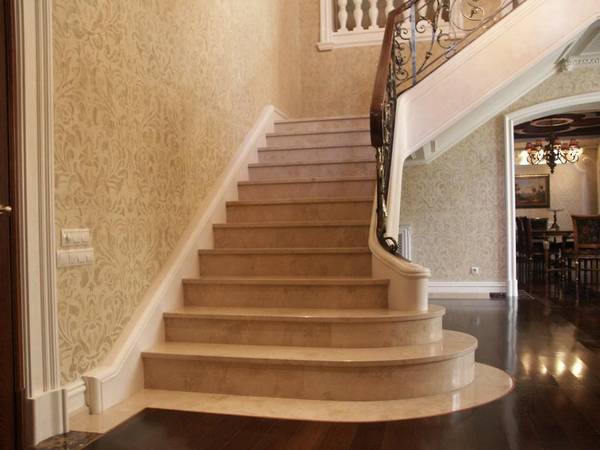 Мраморная лестница в доме: 5 идей для применения камня - фото