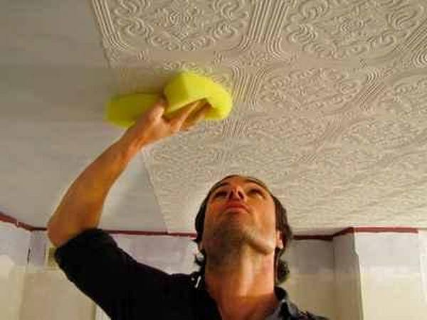 Современные обои: как клеить на потолок своими руками - фото