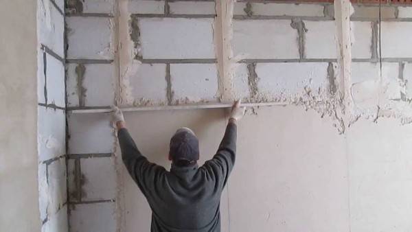 Оштукатуривание стен: удаление старой отделки, грунтование, монтаж сетки и  ... - фото