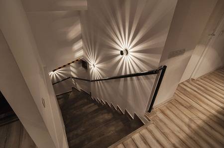 Освещение лестницы в частном доме: 35 фото - фото