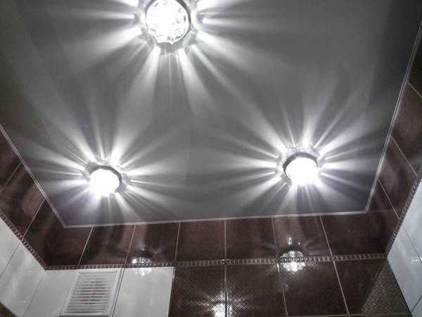 5 способов создать уютное освещение в ванной комнате с натяжным потолком - фото
