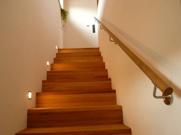 Отделка лестниц деревом: выбор материала, технология облицовки бетонных и металлических конструкций с фото
