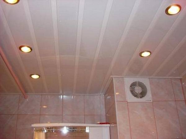 Как осуществляется отделка потолка в ванной: 4 варианта с фото