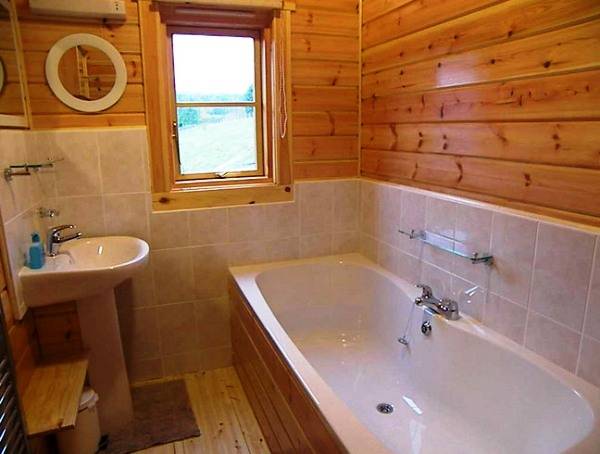 Отделка в ванной в деревянном доме и ее особенности - фото