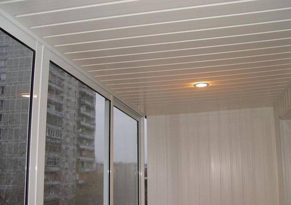 Пластиковые панели для потолка на балконе - фото