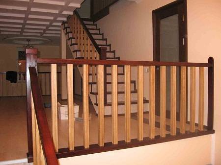 Оптимальные перила для лестниц из дерева: 4 материала изготовления - фото