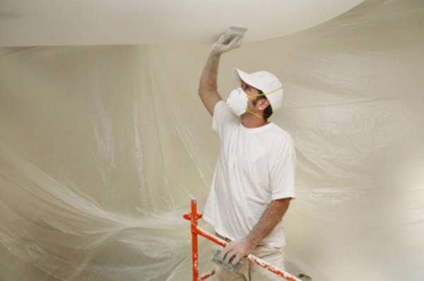 Подготовка к покраске потолка: обработка помещения, удаление старой отделки ... - фото