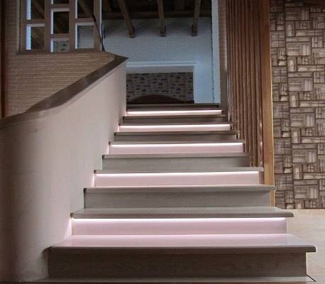 Декоративная подсветка лестницы: 8 этапов монтажа с фото