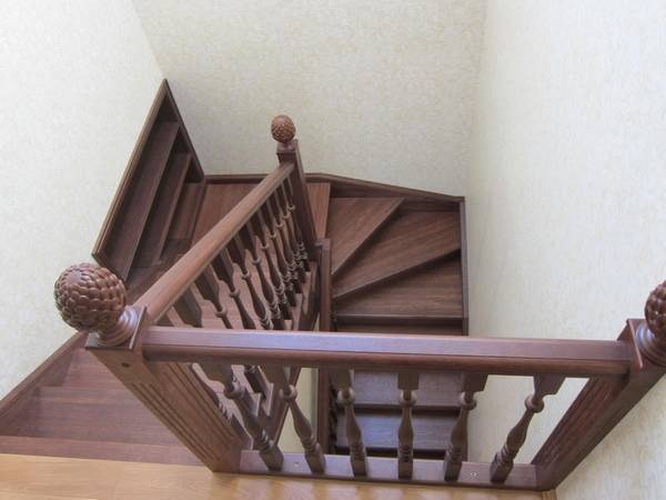 Деревянная лестница с площадкой и поворотом на 180 градусов своими руками