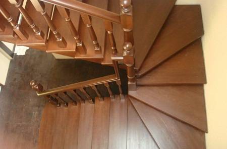 Поворотная лестница: виды и особенности выбора конструкций - фото