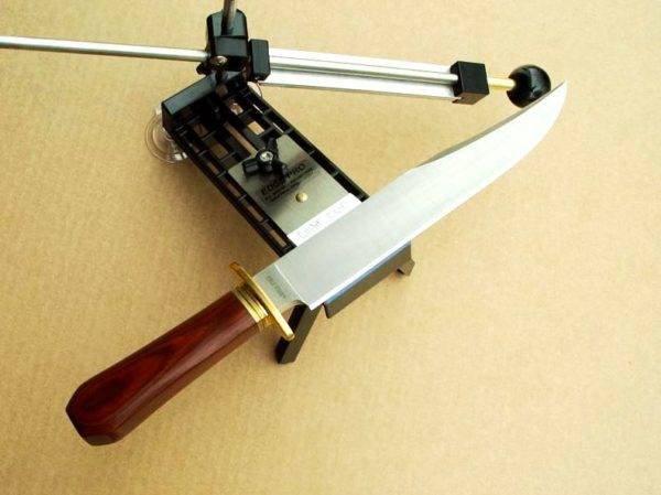 Приспособление для заточки ножей  необходимый инструмент в хозяйстве - фото