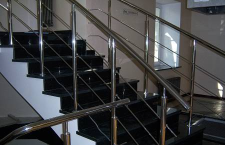 Как сделать проступи ступеней лестницы надежными и безопасными - фото
