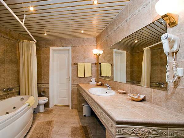 Подвесной потолок в ванную реечный: просто и красиво - фото