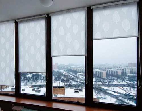 Красивые римские шторы на пластиковые окна: 30 фото вариантов оформления ко ... - фото