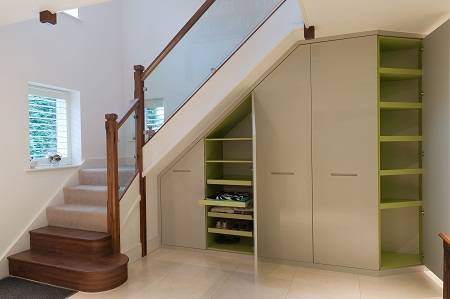 Выгодное и удобное решение в частном доме — шкаф под лестницей с фото