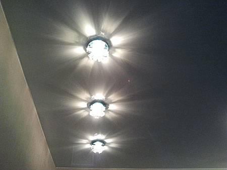 Считаем сколько светильников на квадратный метр натяжного потолка нужно - фото