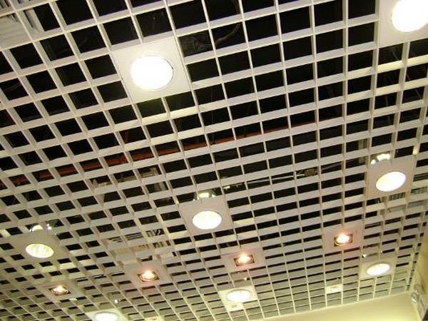 Подбираем светильники для потолка Грильято: 4 правила с фото
