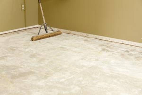 Укладка линолеума на бетонный пол: от подготовки основания до финишной отде ... - фото