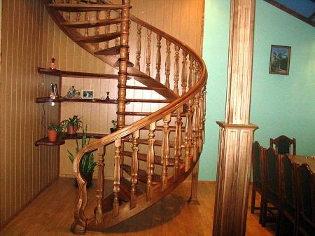 Простые винтовые лестницы на второй этаж своими руками - фото