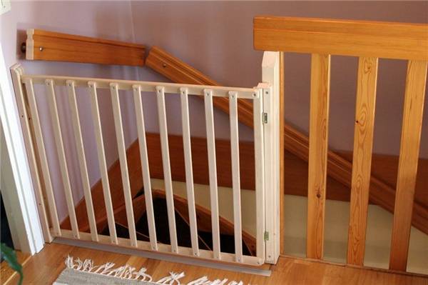 Ворота безопасности для детей на лестницу: 6 советов по выбору защиты с фото